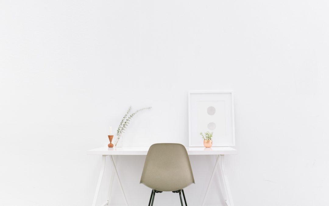 λευκό γραφείο λευκή καρέκλα κορνίζα