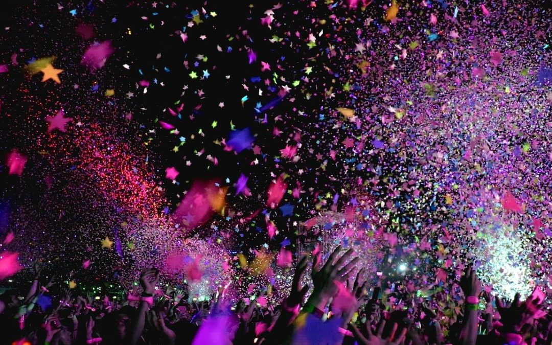 πάρτι κομφετί αστεράκια χρώματα χέρια νύχτα κόσμος χέρια ψηλά