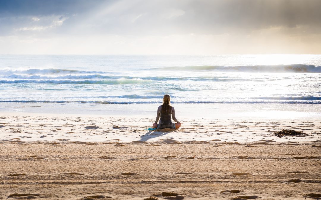 yoga γυναίκα θαλασσα ουρανός άμμος