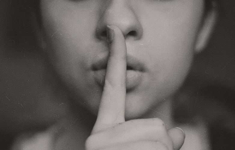 πρόσωπο δάχτυλο στο στόμα μύτη γκρι γυναίκα