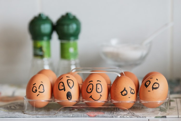 αυγά εξάδα φάτσες εκφράσεις χαμόγελα απορία θαυμασμός