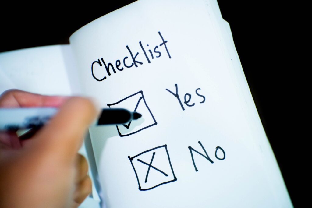 Συμβουλές για επαγγελματική κειμενογραφία από την Ευαγγελία Ξώνη.
Χαρτί άσπρο στο οποίο είναι γραμμένη η λέξη Checklist και έχει δύο τετράγωνα και δίπλα τους γράφει, Yes & No. ένα χέρι τσεκάρει το τετράγωνο με το Yes. 
