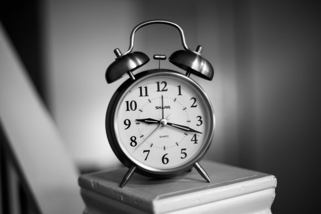 Συμβουλές για επαγγελματική κειμενογραφία από την Ευαγγελία Ξώνη.
Ένα ρολόι με δείκτες γκρι επάνω σε άσπρο μάρμαρο. 